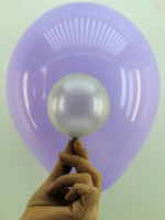 Ein Luftballon mit 25cm Umfang verglichen mit einem Ballon mit 85cm Umfang